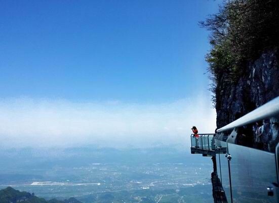 美女探險天門山玻璃棧道